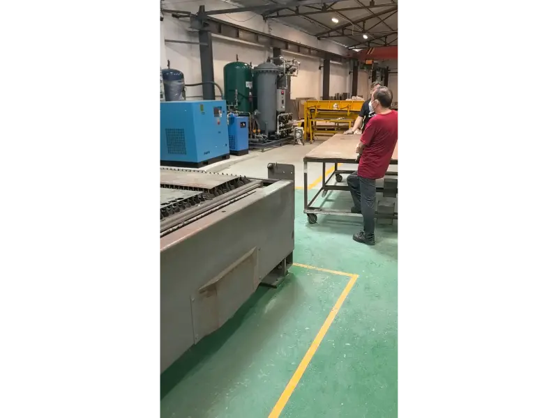 Comissionamento do sistema de abastecimento de gás concluído! Compressor de ar interno e gerador de nitrogênio emparelhados com cabeça de corte a laser RayTools - elevando a qualidade do corte de chapa galvanizada
