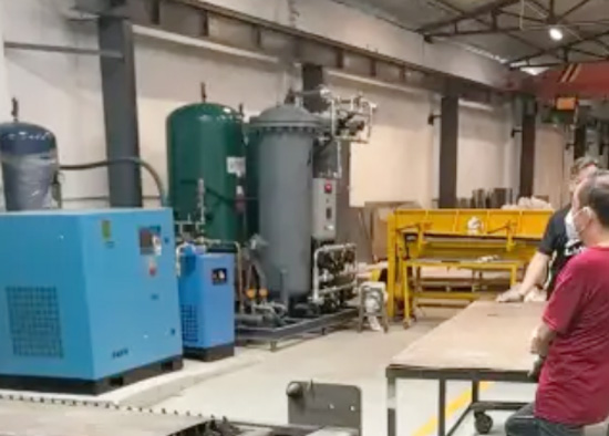 Comissionamento do sistema de abastecimento de gás concluído! Compressor de ar interno e gerador de nitrogênio emparelhados com cabeça de corte a laser RayTools - elevando a qualidade do corte de chapa galvanizada
